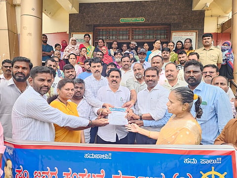 ಹೊಸಪೇಟೆಯಲ್ಲಿ ಮಂಗಳವಾರ ಕೆಲ ಪ್ರದೇಶಗಳನ್ನು ಕೊಳೆಗೇರಿ ಎಂದು ಘೋಷಿಸಬೇಕು ಎಂದು ಆಗ್ರಹಿಸಿ ಸ್ಲಂ ಜನರ ಸಂಘಟನೆಯಿಂದ ನಗರಸಭೆ  ಅಧ್ಯಕ್ಷ ರೂಪೇಶ್ ಕುಮಾರ್ ಹಾಗೂ ಪೌರಾಯುಕ್ತ ಶಿವಕುಮಾರ್ ಎರಗುಡಿ ಅವರಿಗೆ ಮನವಿ ಸಲ್ಲಿಸಿದರು. ಸಂಘದ ಗೌರವಾಧ್ಯಕ್ಷ ಶ್ಯಾಮ್ ಚೌದರಿ, ಅಧ್ಯಕ್ಷ ಎಚ್.ಶೇಷು, ಪ್ರಮುಖರಾದ ತನ್ವೀರ್ ಅಹ್ಮದ್, ರಾಜಭಕ್ತಿ ಬರಕಾತಿ, ವಿ.ಪರಸಪ್ಪ, ಎನ್.ವೆಂಕಟೇಶ್,   ಇತರರಿದ್ದರು.