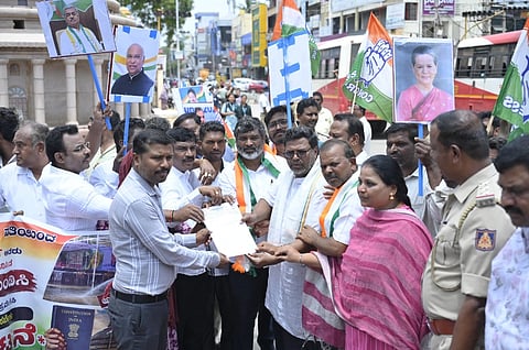 ಹೊಸಪೇಟೆಯಲ್ಲಿ ಕಾಂಗ್ರೆಸ್ ಕಾರ್ಯಕರ್ತರು ಖರ್ಗೆ ವೇದಿಕೆ ಶುದ್ಧೀಕರಣ ತಪ್ಪಿತಸ್ಥರ ವಿರುದ್ಧ ಆಗ್ರಹಿಸಿ ತಹಸೀಲ್ ಕಚೇರಿ ಸ್ಥಾನಿಕಾಧಿಕಾರಿ ಅಮರನಾಥ ಅವರಿಗೆ ಮನವಿ ಸಲ್ಲಿಸಿದರು. ನಗರದ ಬ್ಲಾಕ್ ಕಾಂಗ್ರೆಸ್ ಅಧ್ಯಕ್ಷ ರವಿಕುಮಾರ್, ಕಮಲಾಪುರ ಬ್ಲಾಕ್ ಕಾಂಗ್ರೆಸ್ ಅಧ್ಯಕ್ಷ ಅಲ್ಲಾಭಕ್ಷಿ, ಎಸ್‌ಸಿ ಘಟಕದ ಜಿಲ್ಲಾಧ್ಯಕ್ಷ ಸೋಮಶೇಖರ್ ಬಣ್ಣದಮನೆ, ಪ್ರಮುಖರಾದ ಸಣ್ಣ ಮಾರೆಪ್ಪ, ನಿಂಬಗಲ್ ರಾಮಕೃಷ್ಣ, ಡಿ.ವೆಂಕಟರಮಣ, ಮಾರೆಣ್ಣ, ಪ್ರದೀಪ್ ಬಾವಿಕಟ್ಟಿ, ಗಣೇಶ್ ಪಾಟೀಲ್ ಇತರರಿದ್ದರು.