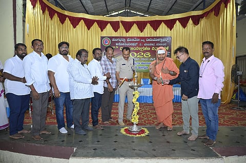 ಹೊಸಪೇಟೆ ಪಂಪಾ ಕಲಾಮಂದಿರದಲ್ಲಿ ಬುಧವಾರ ನಡೆದ ವಿಶ್ವ ಛಾಯಾಗ್ರಹಣ ದಿನಾಚರಣೆ ಹಾಗೂ ಸಂಘದ 15ನೇ ವರ್ಷದ ಸಂಭ್ರಮಾಚರಣೆಯನ್ನು ಡಿವೈಎಸ್ಪಿ ಪಿ. ಮುರಳಿಧರ್ ಉದ್ಘಾಟಿಸಿದರು. ಚಿಂತಾಮಣಿ ಮಠದ ಪೀಠಾಧಿಕಾರಿ ಶ್ರೀ ಶಿವಾನಂದ ಭಾರತೀ ಚಿಂತಾಮಣಿ ಸ್ವಾಮೀಜಿ, ಪ್ರಮುಖರಾದ ಗುಜ್ಜಲ್ ರಾಮು, ಗಣೇಶ್ , ರಾಘವೇಂದ್ರ, ಮಲ್ಲಿಕಾರ್ಜುನ, ಮಾರುತಿ, ರಾಂಬಾಬು ಇತರರಿದ್ದರು.