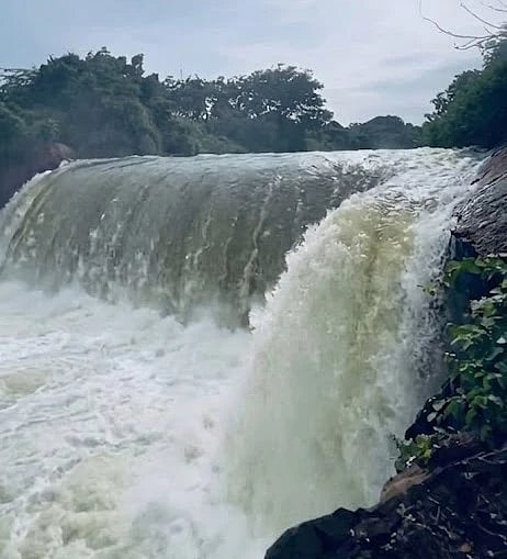 ತುಂಗಭದ್ರಾ ಪವರ್ ಕೆನಾಲ್ ಮೂಲಕ ನದಿಗೆ ಬುಧವಾರ ನೀರು ಹರಿಸಿರುವುದು