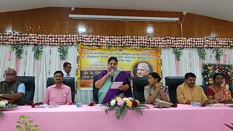 ಹೊಸಪೇಟೆ ಜಿಲ್ಲಾಧಿಕಾರಿ ಕಚೇರಿ ಸಭಾಂಗಣದಲ್ಲಿ ಗುರುವಾರ ಆಯೋಜಿಸಿದ್ದ ಡಿ.ದೇವರಾಜ ಅರಸು ಜನ್ಮದಿನಾಚರಣೆ ಕಾರ್ಯಕ್ರಮದಲ್ಲಿ ಜಿಲ್ಲಾಧಿಕಾರಿ ಕವಿತಾ ಎಸ್.ಮನ್ನಿಕೇರಿ ಮಾತನಾಡಿದರು. ಜಿಲ್ಲಾ ಗ್ಯಾರಂಟಿ ಯೋಜನೆಗಳ ಅನುಷ್ಠಾನ ಸಮಿತಿ ಅಧ್ಯಕ್ಷ ಕೆ.ಶಿವಮೂರ್ತಿ, ಎಸ್ಪಿ ಎಸ್.ಜಾಹ್ನವಿ, ಅಪರ ಜಿಲ್ಲಾಧಿಕಾರಿ ಈ.ಬಾಲಕೃಷ್ಣ, ಹಿಂದುಳಿದ ವರ್ಗಗಳ ಕಲ್ಯಾಣಾಧಿಕಾರಿ ಜಿ.ಶಶಿಕಲಾ ಇತರರಿದ್ದರು.
