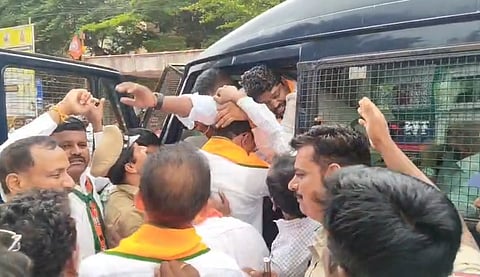 ಹೊಸಪೇಟೆಯಲ್ಲಿ ಬಿಜೆಪಿ ಕಾರ್ಯಕರ್ತರನ್ನು ಬಂಧಿಸಿದ ಪೊಲೀಸರು.