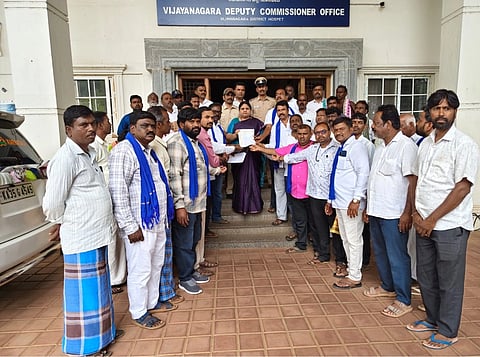 ಹೊಸಪೇಟೆ ಜಿಲ್ಲಾಧಿಕಾರಿಗಳ ಕಚೇರಿ ಎದುರು ಶುಕ್ರವಾರ ರಾಜ್ಯ ದಲಿತ ಸಂಘರ್ಷ ಸಮಿತಿ ಪದಾಧಿಕಾರಿಗಳು ಜಿಲ್ಲಾಧಿಕಾರಿ ಕವಿತಾ ಎಸ್.ಮನ್ನಿಕೇರಿ ಅವರಿಗೆ ಮನವಿ ಸಲ್ಲಿಸಿದರು. ಜಿಲ್ಲಾ ಸಂಚಾಲಕ ಬದ್ದಿ ಮರಿಸ್ವಾಮಿ, ಪ್ರಮುಖರಾದ ಜಗನ್ನಾಥ, ಎಚ್.ನಾಗಪ್ಪ, ವೀರೇಶ, ಉದಯಕುಮಾರ್, ಮರಿದಾಸ, ಎಚ್.ಲಕ್ಷ್ಮಣ, ಸಂತೋಷ್, ದುರುಗೇಶ ಇತರರಿದ್ದರು.