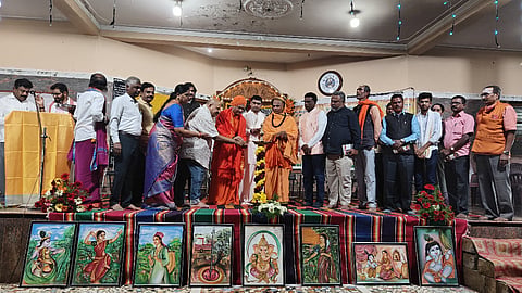 ಶಿವಗಂಗೆಯ ಮೇಲಣಗವಿ ವೀರಸಿಂಹಾಸನ ಸಂಸ್ಥಾನ ಮಠದ ಆಶ್ರಯದಲ್ಲಿ 6ನೇ ಧರ್ಮಚಿಂತನ ಕನ್ನಡ ದೀಪೋತ್ಸವ ಹಾಗೂ ಕವಿ ಸಮ್ಮೇಳನ ಮತ್ತು ಶ್ರೀರೇಣುಕಾಚಾರ್ಯರ ತೆಪ್ಪೋತ್ಸವವನ್ನು ಡಾ.ಶ್ರೀಮಲಯ ಶಾಂತಮುನಿ ಶಿವಾಚಾರ್ಯ ಸ್ವಾಮೀಜಿ ಉದ್ಘಾಟಿಸಿದರು. ಡಾ.ಶ್ರೀಮಹಾಂತಲಿಂಗ ಶಿವಾಚಾರ್ಯ ಸ್ವಾಮೀಜಿ, ಶ್ರೀಮ.ನಿ.ಪ್ರ.ಇಮ್ಮಡಿ ಬಸವರಾಜು ಸ್ವಾಮೀಜಿ, ಸಂಗೀತ ನಿರ್ದೇಶಕ, ಸಾಹಿತಿ ವಿ.ಮನೋಹರ್​, ಜನಪದ ಸಂಗೀತಗಾರ ಗೋ.ನಾ.ಸ್ವಾಮಿ ಇತರರಿದ್ದರು.