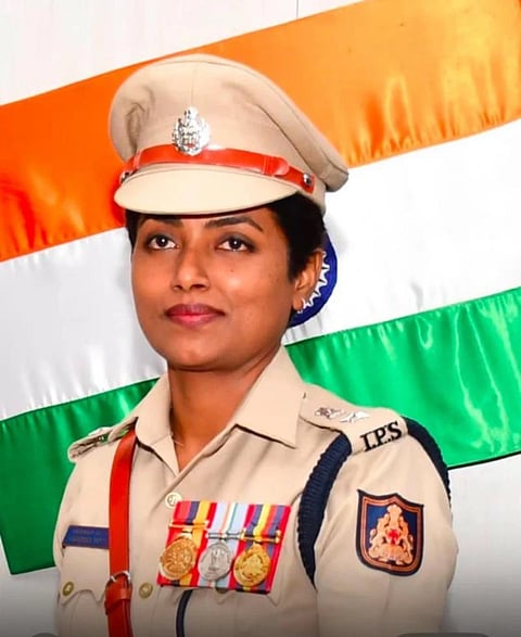 Haveri, Sp, Yashodha Vantagodi, got medal, 