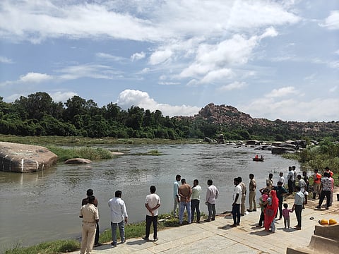 ಹಂಪಿಯಲ್ಲಿ ನೀರುಪಾಲಾದ ತಾಯಿ-ಮಗಳಿಗಾಗಿ ಶೋಧ ಕಾರ್ಯ ನಡೆಯಿತು.