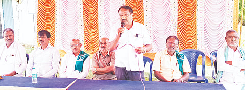 ಹಿರೀಸಾವೆ-ಜುಟ್ಟನಹಳ್ಳಿ ಏತ ನೀರಾವರಿ ಯೋಜನೆಯಡಿ ಡಿಪಿಆರ್‌ಗೆ ಒಳಪಟದ ಕೆರೆ-ಕಟ್ಟೆಗಳಿಗೆ ನೀರು ಹರಿಸುತ್ತಿರುವುದನ್ನು ವಿರೋಧಿಸಿ ಹೋಬಳಿಯ ಮತಿಘಟ್ಟ ಗ್ರಾಮ ಪಂಚಾಯಿತಿ ಆವರಣದಲ್ಲಿ ರೈತರು ಸಮಲೊಚನೆ ಸಭೆ ನಡೆಸಿದರು. ಪ್ರಕಾಶ್, ರಘು, ಪಾಪಣ್ಣ, ಅಣ್ಣಪ್ಪ ಇತರರಿದ್ದರು. 