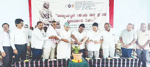 ದಿಡಿಗ ಗ್ರಾಮದಲ್ಲಿ ಸುವರ್ಣ ಭವನದಲ್ಲಿ ಬೆಂಗಳೂರಿನ ಕರ್ನಾಟಕ ಗಾಂಧಿ ಸ್ಮಾರಕ ನಿಧಿ ವತಿಯಿಂದ ಆಯೋಜಿಸಿರುವ ಮೂರು ದಿನಗಳ ರಾಜ್ಯಮಟ್ಟದ ಗಾಂಧಿ ತತ್ವ ಪ್ರಣಿತ ಯುವಜನ ಶಿಬಿರವನ್ನು ಮಾಜಿ ಶಾಸಕ ಡಿ.ಆರ್.ಪಾಟೀಲ್ ಉದ್ಘಾಟಿಸಿದರು.ಡಾ.ವೂಡೇ ಪಿ.ಕೃಷ್ಣ, ಸಿ.ಎಸ್.ಪುಟ್ಟೇಗೌಡ, ಪ್ರೊ.ಜಿ.ಬಿ.ಶಿವರಾಜು, ಕೆ.ಚಂದ್ರು ಮತಿತರರಿದ್ದರು.