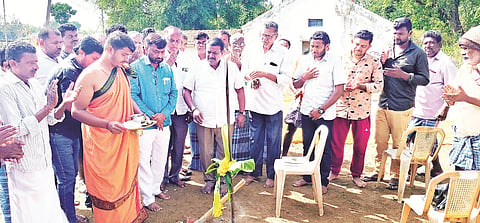 ಉಳ್ಳಾವಳ್ಳಿ  ಗ್ರಾಮದಲ್ಲಿ ಆಯುಷ್ಮಾನ್ ಸ್ವಾಸ್ಥೃ ಕೇಂದ್ರ ಕಟ್ಟಡ ನಿರ್ಮಾಣ ಕಾಮಗಾರಿಗೆ ಶಾಸಕ ಸಿ.ಎನ್.ಬಾಲಕೃಷ್ಣ ಭೂಮಿಪೂಜೆ ನೆರವೇರಿಸಿದರು. ಪುಟ್ಟರಾಜು, ಎಂ.ಆರ್.ವಾಸು, ರಘುರಾಂ, ಎಚ್.ಕೆ.ಯೋಗೇಶ್, ಎಚ್.ಎಸ್.ಮಹೇಶ್ ಇತರರು ಇದ್ದರು.