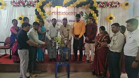ಹೊಸಪೇಟೆಯ ಚಿತ್ತವಾಡ್ಗಿ ಸರ್ಕಾರಿ ಪದವಿ ಪೂರ್ವ ಕಾಲೇಜಿನನಲ್ಲಿ ಭಾನುವಾತ ಗುರುವಂದನಾ ಹಾಗೂ ಸ್ನೇಹ ಸಮ್ಮಿಲನ ಕಾರ್ಯಕ್ರಮವನ್ನು ಜಿಲ್ಲಾ ಪಿಯು ಶಿಕ್ಷಣ ಇಲಾಖೆಯ ನೋಡಲ್ ಅಧಿಕಾರಿ ನಾಗರಾಜ್ ಹವಾಲ್ದಾರ್ ಸಸಿಗೆ ನೀರೆರೆಯುವ ಮೂಲಕ ಚಾಲನೆ ನೀಡಿದರು. ನಿವೃತ್ತ ಪ್ರಾಚಾರ್ಯ ಸಿಕಂದರ್, ಜೀಲಾನ್, ನಿವೃತ್ತ ಉಪನ್ಯಾಸಕಿಯರಾದ ಪ್ರಭಾವತಿ, ಮಂಜುಳಾ, ಮಾಧುರಿ, ಉಪನ್ಯಾಸಕರಾದ ಶೀನಾ ನಾಡೋಳಿ, ರಮಾ, ಜೀಲಾನ್, ಅತಿಥಿ ಉಪನ್ಯಾಸಕರಾದ ನಾಗರಾಜ್, ಶೃತಿ, ಸುರೇಶ್ ಚೌವ್ಹಾಣ್, ಮಂಜುನಾಥ್ ಇತರರಿದ್ದರು.