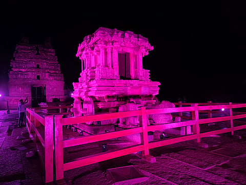 ಕಲ್ಲಿನರಥಕ್ಕೆ ಪಿಂಕ್ ಬಣ್ಣದ ದೀಪಾಲಂಕಾರ