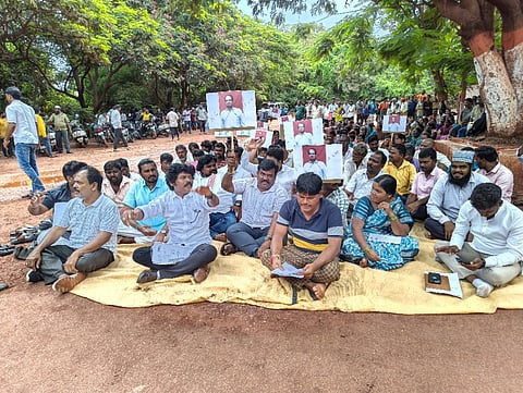 ಹೊಸಪೇಟೆಯ ಆರ್ ಬಿಎಸ್ ಎಸ್ ಎನ್ ಕಂಪನಿ ಮುಂದೆ ಸ್ಥಳೀಯ ಕೂಲಿ ಕಾರ್ಮಿಕರು ಪ್ರತಿಭಟನೆ ನಡೆಸಿದ. ನಗರಸಭೆ ಅಧ್ಯಕ್ಷ ರೂಪೇಶ್ ಕುಮಾರ್, ಉಪಾಧ್ಯಕ್ಷ ಬಿ.ಜೀವರತ್ನಂ, ಸ್ಥಾಯಿ ಸಮಿತಿ ಅಧ್ಯಕ್ಷ ಸರವಣ್, ನಗರಸಭೆ ಸದಸ್ಯರಾದ ಜಿ.ಎಸ್.ಹನುಮಂತಪ್ಪ, ತಾರಿಹಳ್ಳಿ ಜಂಬುನಾಥ, ಪ್ರಮುಖರಾದ ಸಿ.ಅರ್.ಭರತ್, ದ್ವಾರಕೀಶ್ ಇತರರಿದ್ದರು.