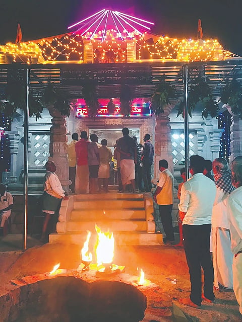 ನೂತನ ದೇವಾಲಯದ ಮುಂದೆ ಕರ್ಪೂರದ ಗುಗ್ಗಳ ಸೇವೆ.