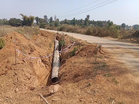 ನೆಲಮಂಗಲ ತಾಲೂಕಿನ ಸೋಂಪುರ ಹೋಬಳಿಯ ತಟ್ಟೆಕೆರೆ ಕರಿಮಣ್ಣೆ ಸಂಪರ್ಕಿಸುವ ರಸ್ತೆ ಪಕ್ಕ ವೃಷಭಾವತಿ ನೀರಿನ ಪೈಪ್​ಲೈನ್​ ಕಾಮಗಾರಿಗೆ ತೆಗೆದಿರುವ ಗುಂಡಿ.