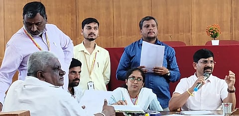 ಪಾಂಡವಪುರ ಪಟ್ಟಣದ ಪುರಸಭೆ ಸಭಾಂಗಣದಲ್ಲಿ ಸಂತೆ ಮೈದಾನ, ದಿನವಹಿ ವ್ಯಾಪಾರದ ನೆಲ ಬಾಡಿಗೆ ಬಹಿರಂಗ ಹರಾಜು ಪ್ರಕ್ರಿಯೆ ನಡೆಯಿತು. ಮುಖ್ಯಾಧಿಕಾರಿ ಸತೀಶ್ ಕುಮಾರ್, ವ್ಯವಸ್ಥಾಪಕಿ ಮಂಜುಳಾ ಇತರರು ಇದ್ದರು.