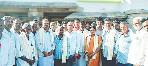 ಪಾಂಡವಪುರ ತಾಲೂಕಿನ ಚಿಟ್ಟನಹಳ್ಳಿ ಕೃಷಿ ಪತ್ತಿನ ಸಹಕಾರ ಸಂಘದ ಚುನಾವಣೆಯಲ್ಲಿ ಗೆಲುವು ಸಾಧಿಸಿದ ಜೆಡಿಎಸ್ ಬೆಂಬಲಿತ ಅಭ್ಯರ್ಥಿಗಳನ್ನು ಮಾಜಿ ಶಾಸಕ ಸಿ.ಎಸ್.ಪುಟ್ಟರಾಜು ಅಭಿನಂದಿಸಿದರು. ಜಯಕುಮಾರ್, ಡಿ.ಶಿವಣ್ಣ ಇತರರು ಇದ್ದರು.