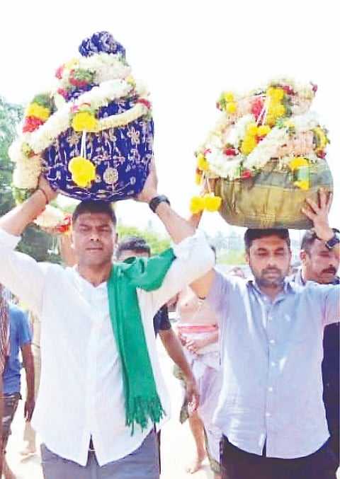ಮಂಡ್ಯ ಜಿಲ್ಲಾ ಖಜಾನೆಯಿಂದ ಪಾಂಡವಪುರ ಮಾರ್ಗವಾಗಿ ಮೇಲುಕೋಟೆಗೆ ರವಾನೆಯಾಗುತ್ತಿದ್ದ ಚೆಲುವನಾರಾಯಣಸ್ವಾಮಿ ವೈರಮುಡಿ ಕಿರೀಟವನ್ನು ತಾಲೂಕಿನ ಗಡಿ ಭಾಗದಲ್ಲಿ ಶಾಸಕ ದರ್ಶನ್ ಪುಟ್ಟಣ್ಣಯ್ಯ ತಲೆ ಮೇಲೆ ಹೊತ್ತು ಸಾಗಿದರು.