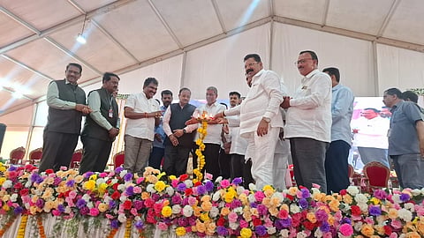 ಡಿಸಿಸಿ ಬ್ಯಾಂಕ್ ಕಾರ್ಯಕ್ರಮ ಉದ್ಘಾಟಿಸಿದ ಬಾಲಚಂದ್ರ ಜಾರಕಿಹೊಳಿ, ಅಣ್ಣಾಸಾಹೆಬ ಜೋಲ್ಲೆ ಇತರರಿದ್ದರು