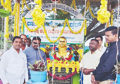 ಬಾಬಾ ಸಾಹೇಬ್ ಅಂಬೇಡ್ಕರ್ ಪರಿ ನಿರ್ವಾಣ ದಿನದ ಅಂಗವಾಗಿ ಹೊಳೆನರಸೀಪುರ ಪಟ್ಟಣದ ಡಾ.ಬಿ.ಆರ್.ಅಂಬೇಡ್ಕರ್ ನಗರದ ಅರಳಿಕಟ್ಟೆ ವೃತ್ತದ ಬಳಿ ಇರುವ ಅಂಬೇಡ್ಕರ್ ಅವರ ಪ್ರತಿಮೆ ಮುಂದೆ ಮೇಣದ ಬತ್ತಿ ಹಚ್ಚಿದರು. ಶಿವಶಂಕರ್, ಲಕ್ಷ್ಮಣ್, ಮನು, ರಮೇಶ್  ಇದ್ದರು.