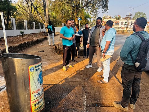 ಬೆಳಗಾವಿ ಮಹಾನಗರದಲ್ಲಿ ರಸ್ತೆಯ ಮೇಲೆ ಕಸ ಎಸೆಯದಂತೆ ಸಾರ್ವಜನಿಕರಿಗೆ ಆಯುಕ್ತ ಕಾರ್ತಿಕ.ಎಂ. ಜಾಗೃತಿ ಮೂಡಿಸಿದರು. ಹಣಮಂತ ಕಲಾದಗಿ ಇತರರಿದ್ದರು.