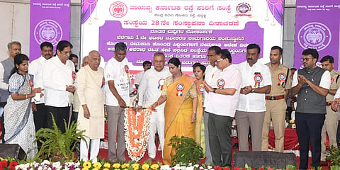 ಬೆಳಗಾವಿ ನಗರದ ಕೇಂದ್ರ ಬಸ್ ನಿಲ್ದಾಣದ ಶನಿವಾರ ನಡೆದ ಕಾರ್ಯಕ್ರಮವನ್ನು ಸಚಿವರಾದ ರಾಮಲಿಂಗ ರೆಡ್ಡಿ, ಸತೀಶ ಜಾರಕಿಹೊಳಿ ಉದ್ಘಾಟಿಸಿದರು.