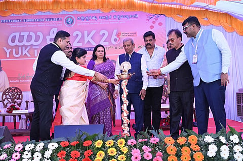 ವಿಟಿಯು “ಯುಕ್ತಿ ೨೦೨೬” ಕ್ಕೆ  ಚಿತ್ರ ನಿರ್ಮಾಪಕಿ ಅಶ್ವಿನಿ ಪುನೀತ್‌ರಾಜ್‌ಕುಮಾರ್‌ ಚಾಲನೆ ನೀಡಿದರು. ನಟ ಪ್ರಮೋದ್‌ಶೆಟ್ಟಿ,  ವಿಟಿಯು ಕುಲಪತಿಯಾದ ಪ್ರೊ.ಎಸ್‌.ವಿದ್ಯಾಶಂಕರ್‌ ಭಾಗವಹಿಸಿದ್ದರು.