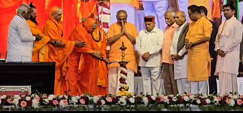 ಚಿಕ್ಕೋಡಿ ತಾಲೂಕಿನ ಸುಕ್ಷೇತ್ರ ಯಡೂರು ವೀರಭದ್ರೇಶ್ವರ ದೇವಸ್ಥಾನದಲ್ಲಿ ಗುರುವಾರ ನಡೆದ  ಮಹಾಕುಂಭಾಭಿಷೇಕ ಹಾಗೂ ರಾಜಗೋಪುಗಳ ಲೋಕಾರ್ಪಣೆ ಕಾರ್ಯಕ್ರಮ‌ವನ್ನು ಉಪರಾಷ್ಟ್ರಪತಿ ಸಿ.ಪಿ.ರಾಧಾಕೃಷ್ಣನ್  ಉದ್ಘಾಟಿಸಿದರು.