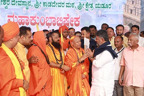 ಉಪಮುಖ್ಯಮಂತ್ರಿ ಡಿ.ಕೆ.ಶಿವಕುಮಾರ್ ಶ್ರೀಗಳಿಂದ ಆಶೀರ್ವಾದ ಪಡೆದುಕೊಂಡರು.