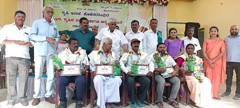 ಹೊಳೇನರಸೀಪುರದಲ್ಲಿ ಕೃಷಿ ಇಲಾಖೆ ಆಚರಿಸಿದ್ದ ರೈತ ದಿನಾಚರಣೆ ಕಾರ್ಯಕ್ರಮದಲ್ಲಿ ಪ್ರಗತಿ ಪರ ಕೃಷಿಕರನ್ನು ಸನ್ಮಾನಿಸಲಾಯಿತು. ಎಚ್.ಡಿ.ರೇವಣ್ಣ, ಮುನಿರಾಜು, ವೈ.ಎಂ.ರೇಣುಕುಮಾರ್, ಸ್ವಪ್ನ ಇತರರಿದ್ದರು.