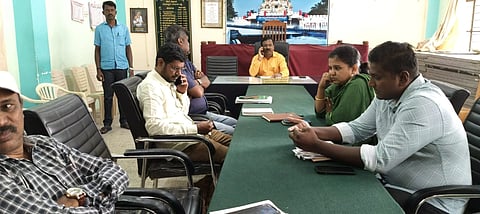 ಹೊಳೆನರಸೀಪುರ ತಾಲೂಕು ಕಚೇರಿಯಲ್ಲಿ ಜನಸ್ಪಂದನಾ ಕಾರ್ಯಕ್ರಮದಲ್ಲಿ ತಹಸೀಲ್ದಾರ್ ರೇಣು ಕುಮಾರ್ ಹಾಗೂ ಕೆಲವೇ ಅಧಿಕಾರಿಗಳು ಪಾಲ್ಗೊಂಡಿದ್ದರು.