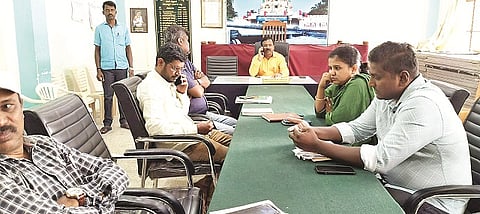 ಹೊಳೆನರಸೀಪುರ ತಾಲೂಕು ಕಚೇರಿಯಲ್ಲಿ ಜನಸ್ಪಂದನ ಕಾರ್ಯಕ್ರಮದಲ್ಲಿ ತಹಸೀಲ್ದಾರ್ ರೇಣು ಕುಮಾರ್ ಹಾಗೂ ಕೆಲವೇ ಅಧಿಕಾರಿಗಳು ಪಾಲ್ಗೊಂಡಿದ್ದರು. 