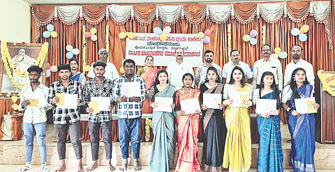 ಹೊಳೆನರಸೀಪುರ ತಾಲೂಕಿನ ದೊಡ್ಡಕಾಡನೂರು ಜೆಎಸ್‌ಎಸ್ ಪದವಿ ಪೂರ್ವ ಕಾಲೇಜಿನಲ್ಲಿ 2025-26ನೇ ಸಾಲಿನ ಸಾಂಸ್ಕೃತಿಕ ಮತ್ತು ಕ್ರೀಡಾ ಚಟುವಟಿಕೆಗಳ ಸಮಾರೋಪ ಸಮಾರಂಭ ನಡೆಯಿತು. ಕಾವ್ಯಶ್ರೀ ಕೃಷ್ಣ, ಸುರೇಶ್, ಚೌಡಯ್ಯ ಪಟ್ನ ವಾಡಿ, ತೇಜಸ್ವಿ ಸ್ವಾಮಿ, ರವಿ ಇದ್ದರು. 