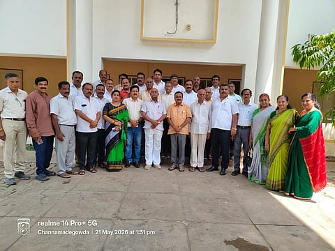 ಪಾಂಡವಪುರ ಪಟ್ಟಣದ ಪ್ರವಾಸಿ ಮಂದಿರದಲ್ಲಿ ಪುರುಷ ಹಿತರಕ್ಷಣಾ ಸಮಿತಿ ಸದಸ್ಯರ ಸಭೆ ನಡೆಯಿತು. ಮಾಜಿ ಸಚಿವ ಅಡಗೂರು ವಿಶ್ವನಾಥ್, ಮಾಜಿ ಶಾಸಕ ಶ್ರೀಕಂಠೇಗೌಡ ಇದ್ದರು.