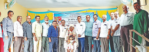 ಕರ್ನಾಟಕ ಮೂಡಲಪಾಯ ಬಯಲಾಟ ಅಕಾಡೆಮಿಯ ಗೌರವ ಪ್ರಶಸ್ತಿಗೆ ಭಾಜನರಾದ ತಾಲೂಕು ಕನ್ನಡ ಸಾಹಿತ್ಯ ಪರಿಷತ್ತಿನ ಅಧ್ಯಕ್ಷ ಆರ್.ಬಿ.ಪುಟ್ಟೇಗೌಡರನ್ನು ಅಭಿನಂದಿಸಲಾಯಿತು. ಡಾ.ಚಂದ್ರು ಕಾಳೇನಹಳ್ಳಿ, ಡಿ.ಕೆ.ಕುಮಾರಯ್ಯ ಇತರರು ಇದ್ದರು.