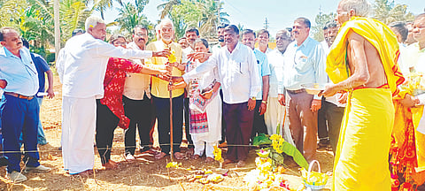 ಹೊಳೆನರಸೀಪುರ ತಾಲೂಕಿನ ನಗರನಹಳ್ಳಿ ಗ್ರಾಮದಲ್ಲಿ ಆರೋಗ್ಯ ಉಪ ಕೇಂದ್ರದ ಕಟ್ಟಡ ನಿರ್ಮಾಣಕ್ಕೆ ಶಾಸಕ ಎ.ಮಂಜು ಭೂಮಿಪೂಜೆ ನೆರವೇರಿಸಿದರು. ವೈದ್ಯರಾದ ಡಾ.ರಾಜೇಶ್, ಡಾ.ಬಿ.ಎಸ್.ಸಿಂಚನಾ, ಲಕ್ಕೇಗೌಡ  ಇತರರು ಇದ್ದರು.