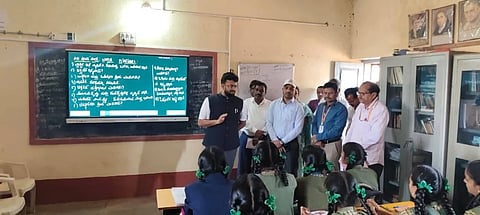 ಎಸ್ಎಸ್ಎಲ್ಸಿ ವಿದ್ಯಾರ್ಥಿಗಳ ಜತೆಗೆ ಸಿಇಒ ರಾಹುಲ ಶಿಂಧೆ ಚರ್ಚೆ. ಲೀಲಾವತಿ ಹಿರೇಮಠ ಇತರರಿದ್ದರು