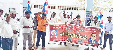 ಹೊಳೆನರಸೀಪುರ ತಾಲೂಕು ಕಚೇರಿ ಮುಂದೆ  ದಲಿತ ಕುಟುಂಬಗಳಿಗೆ ನ್ಯಾಯ ಮತ್ತು ರಕ್ಷಣೆ ನೀಡುವಂತೆ ಆಗ್ರಹಿಸಿ ದಲಿತ ಹಕ್ಕುಗಳ ಸಮಿತಿ ಸೋಮವಾರ ಪ್ರತಿಭಟನೆ ನಡೆಸಿದರು.
