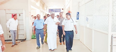 ಪಟ್ಟಣದ ಸರ್ಕಾರಿ ಆಸ್ಪತ್ರೆಯಲ್ಲಿ ಅಗತ್ಯ ಸೌಲಭ್ಯಗಳ ಕುರಿತು ಪರಿಶೀಲನೆ ಸಭೆ ನಡೆಸಿದ ಶಾಸಕ ಎಚ್.ಡಿ.ರೇವಣ್ಣ ವೈದ್ಯಾಧಿಕಾರಿ ಹಾಗೂ ವೈದ್ಯರ ತಂಡದಿಂದ ಮಾಹಿತಿ ಪಡೆದರು.