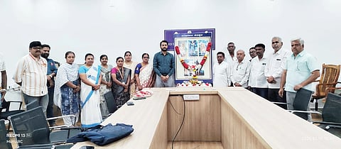 ಕೊಪ್ಪಳದ ಡಿಸಿ ಕಚೇರಿ ಸಭಾಂಗಣದಲ್ಲಿ ಕಾಯಕ ಶರಣರ ಭಾವಚಿತ್ರಗಳಿಗೆ ಎಡಿಸಿ ಸಿದ್ರಾಮೇಶ್ವರ ಅವರು ಪುಷ್ಪನಮನ ಸಲ್ಲಿಸಿದರು. ವಿವಿಧ ಇಲಾಖೆಗಳ ಸಿಬ್ಬಂದಿಗಳು,ಹಿರಿಯ ಸಾಹಿತಿ ಮಹಾಂತೇಶ ಮಲ್ಲನಗೌಡರ, ಕಾಯಕ ಶರಣರ ಸೇವಾ ಸಮಿತಿ ಅಧ್ಯಕ್ಷ ರಾಮಣ್ಣ ಕಂದಾರಿ, ಡಾ. ಬಿ.ಜ್ಞಾನಸುಂದರ, ಮಾದಿಗ ಮಹಾಸಭಾ ಟ್ರಸ್ಟ್​ ಅಧ್ಯಕ್ಷ ಚನ್ನಬಸಪ್ಪ ಹೆಚ್​. ಹೊಳಿಯಪ್ಪನವರ ಇದ್ದರು.
