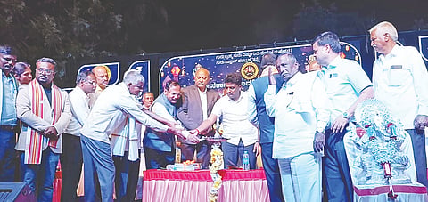 ಹೊಳೆ ನರಸಿಪುರ ತಾಲೂಕಿನ ಹಳ್ಳಿ ಮೈಸೂರಿನ ಸರ್ಕಾರಿ ಪ್ರಾಥಮಿಕ ಶಾಲೆ 125ನೇ ವಾರ್ಷಿಕೋತ್ಸವ ಕಾರ್ಯಕ್ರಮವನ್ನು  ಗಣ್ಯರು ಉದ್ಘಾಟಿಸಿದರು. ಶ್ರೇಯಸ್ ಪಟೇಲ್, ರವಿಕುಮಾರ್, ದೇವರಾಜ್ ಇತರರು ಇದ್ದರು.