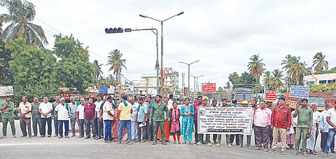 ವಿದ್ಯುತ್ ಇಲಾಖೆ, ನಿಗಮ ಖಾಸಗೀಕರಣಗೊಳಿಸುವುದನ್ನು ವಿರೋಧಿಸಿ ರೈತಸಂಘ ಕಾರ್ಯಕರ್ತರು ಮತ್ತು ಸೆಸ್ಕ್ ಸಿಬ್ಬಂದಿ ಹೆದ್ದಾರಿಯಲ್ಲಿ ವಾಹನ ಸಂಚಾರ ತಡೆದು ಪ್ರತಿಭಟನೆ ನಡೆಸಿದರು.