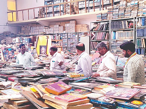 ಪಾಂಡವಪುರ ತಾಲೂಕಿನ ಹರಳಹಳ್ಳಿ ಬಳಿ ಇರುವ ಅಂಕೇಗೌಡ ಪುಸ್ತಕ ಮನೆಗೆ ಜಿಲ್ಲಾಧಿಕಾರಿ ಡಾ.ಕುಮಾರ್ ಭೇಟಿ ನೀಡಿದರು. 
