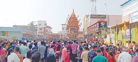 ಹೊಳೆನರಸೀಪುರ ಪಟ್ಟಣದ ಶ್ರೀಲಕ್ಷ್ಮೀ ನರಸಿಂಹ ಸ್ವಾಮಿ ಬ್ರಹ್ಮ ರಥೋತ್ಸವ ಮಂಗಳವಾರ ಜರುಗಿತು. ಸಂಸದ ಶ್ರೇಯಸ್ ಎಂ. ಪಟೇಲ್, ಶಾಸಕ ಎಚ್.ಡಿ. ರೇವಣ್ಣ ಸೇರಿ ಅಪಾರ ಭಕ್ತರು ಭಾಗಿಯಾಗಿದ್ದರು.