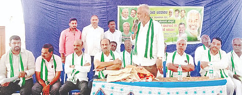 ಹಳ್ಳಿ ಮೈಸೂರು ಹೋಬಳಿಯಲ್ಲಿ ಶಾಸಕ ಎ.ಮಂಜು ಜೆಡಿಎಸ್ ಸದಸ್ಯತ್ವ ನೋಂದಣಿ ಹಾಗೂ ಚುನಾವಣಾ ಪೂರ್ವ ಬಿಎಲ್‌ಒ ನೇಮಕಾತಿ ಅಭಿಯಾನಕ್ಕೆ ಚಾಲನೆ ನೀಡಿದರು. ದಿವಾಕರ್, ಪುಟ್ಟಟಸ್ವಾಮಪ್ಪ, ಸೋಮಶೇಖರ್ ಇತರರು ಇದ್ದರು.