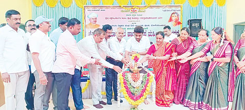 ಪಟ್ಟಣದ ಶಿಕ್ಷಕರ ಭವನದಲ್ಲಿ ಶೈಕ್ಷಣಿಕ ಕಾರ್ಯಾಗಾರ ಮತ್ತು ಮಹಿಳಾ ದಿನಾಚರಣೆಯನ್ನು ಸಂಸದ ಶ್ರೇಯಸ್ ಎಂ.ಪಟೇಲ್ ಉದ್ಘಾಟಿಸಿ ಮಾತನಾಡಿದರು. ತಹಸೀಲ್ದಾರ್ ವೈ.ಎಂ.ರೇಣುಕುಮಾರ್, ಗೀತಾ, ಉಷಾ ನರಸಿಂಹನ್ ಇತರರು ಇದ್ದರು.