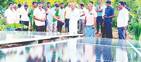 ಪಾಂಡವಪುರ ತಾಲೂಕಿನ ಬೋರಾಪುರ ಗ್ರಾಮದಲ್ಲಿ ಕುಡಿಯುವ ನೀರಿನ ಕೊಳವೆ ಬಾವಿಗೆ ಅಳವಡಿಸಿದ್ದ ಸೋಲಾರ್ ಪಂಪನ್ನು ಶಾಸಕ ದರ್ಶನ್ ಪುಟ್ಟಣ್ಣಯ್ಯ ಉದ್ಘಾಟಿಸಿದರು.  ಹಿರೇಮರಳಿ ರಣಜಿತ್, ಬೋರಾಪುರ, ಅರಕನಕೆರೆ, ಕದಲಗೆರೆ ಹಾಗೂ ಕಾಡೇನಹಳ್ಳಿ ಗ್ರಾಮಸ್ಥರು ಇದ್ದರು.