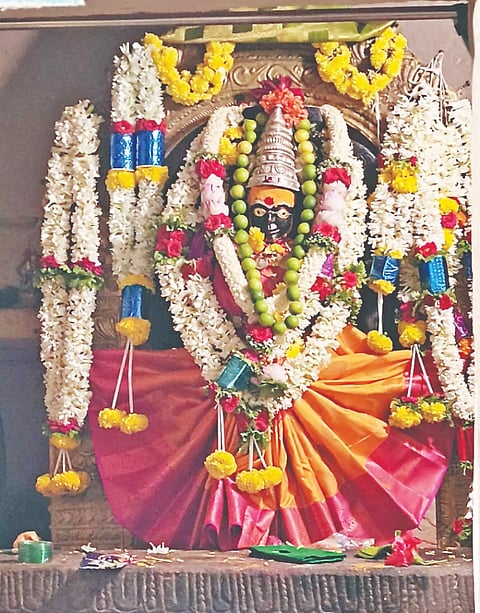 ಕಿಕ್ಕೇರಿ ಕಿಕ್ಕೇರಮ್ಮ ದೇಗುಲದಲ್ಲಿ ಆಷಾಢ ಮಾಸದ ಕೊನೆಯ ಶುಕ್ರವಾರ ದೇವಿಗೆ ವಿಶೇಷ ಅಲಂಕಾರ ಮಾಡಿರುವುದು. 