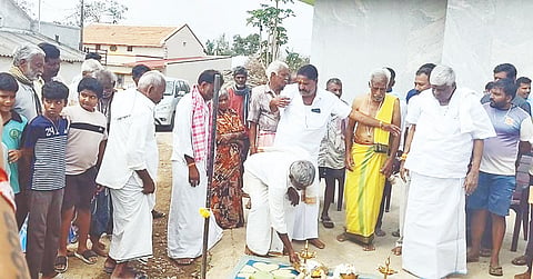 ಹೊಳೆನರಸೀಪುರ ತಾಲೂಕು ಎಸ್.ಅಂಕನಹಳ್ಳಿಯಲ್ಲಿ ರಸ್ತೆ ಡಾಂಬರೀಕರಣಕ್ಕೆ ಶಾಸಕ ಎಚ್.ಡಿ.ರೇವಣ್ಣ ಭೂಮಿಪೂಜೆ ನೆರವೇರಿಸಿದರು. ಪುಟ್ಟೇಗೌಡ, ಗ್ರಾಮಸ್ಥರು ಇದ್ದರು.
