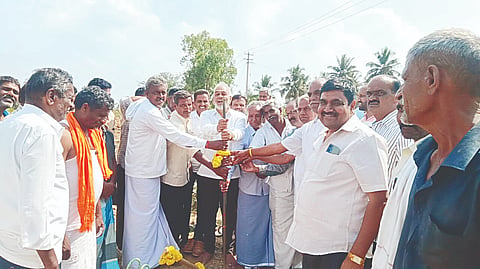 ಹೊಳೆನರಸೀಪುರ ತಾಲೂಕಿನ ದೊಡ್ಡ ಕಾಡನೂರು-ಹಿರಿತಾಳ ರಸ್ತೆ ಅಭಿವೃದ್ಧಿಗೆ ಶಾಸಕ ಎ.ಮಂಜು ಚಾಲನೆ ನೀಡಿದರು. ಪುಟ್ಟ ಸೋಮಪ್ಪ, ಶಿವಸ್ವಾಮಿ, ಧರ್ಮಪಾಲಾಕ್ಷ, ತೇಜುಸ್ವಾಮಿ, ಈಶ್ವರ ಇದ್ದರು.