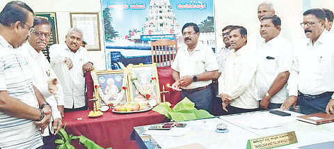 ಹೊಳೆನರಸೀಪುರ ತಾಲೂಕು ಕಚೇರಿಯಲ್ಲಿ  ಕಾಲಜ್ಞಾನಿ ಕೈವಾರ ತಾತಯ್ಯ ಮತ್ತು ವಚನಕಾರ ದೇವರ ದಾಸಿಮಯ್ಯ ಅವರ ಜಯಂತಿ ಆಚರಿಸಲಾಯಿತು. ತಹಸೀಲ್ದಾರ್ ವೈ.ಎಂ.ರೇಣುಕುಮಾರ್, ತಾಪಂ ಇ.ಒ.ಮುನಿರಾಜು, ಪುರಸಭೆ ಮುಖ್ಯಾಧಿಕಾರಿ ಯು.ಎನ್.ಶಿವಶಂಕರ್, ಪುರಸಭೆ ಮಾಜಿ ಅಧ್ಯಕ್ಷ ಎ.ಜಗನ್ನಾಥ್, ಬಲಿಜ ಜನಾಂಗದ ಅಧ್ಯಕ್ಷ ಎಚ್.ಜಿ.ವೆಂಕಟೇಶ್ ಮತ್ತಿತರರಿದ್ದರು.